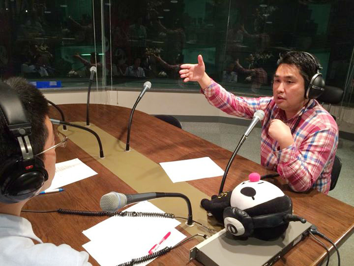 新人と上司の関係を見ながらラジオ収録